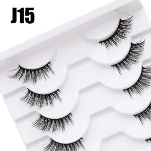 Detaillierte Ansicht mehrschichtiger dichter falscher Wimpern, natürliches flauschiges Design.