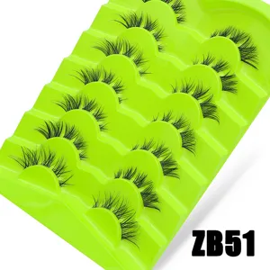 Detaillierte Nahaufnahme von 7 Paaren dichter künstlicher Wimpern auf grünem Tablett.