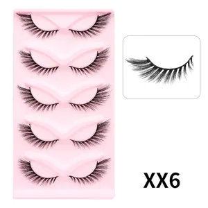 Detailansicht von 5 Paar dichten cat eye künstlichen Wimpern auf rosa Tablett mit Inlay.