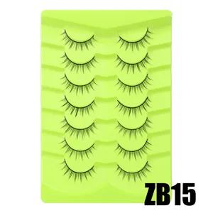 Nahaufnahme von 7 Paar künstlichen Wimpern auf grünem Tablett, dichter Detail-Look.