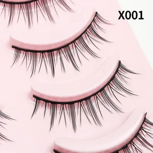 Detailansicht künstlicher Wimpern auf rosa Tablett, ideal für tägliches Make-up und Cosplay.
