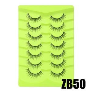 Detailansicht von 7 Paar künstlichen Wimpern ordentlich auf einer grünen Plastikschale.