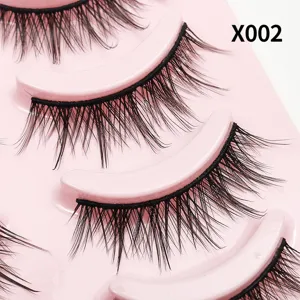 Detaillierte Nahaufnahme von künstlichen Wimpern, natürliche Länge Synthetikfasern.