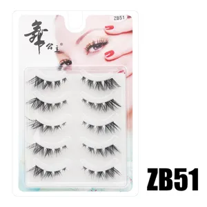 Nahaufnahme Detail von 5 Paar künstlichen Wimpern, unsichtbares Band, natürlicher Nude-Look.