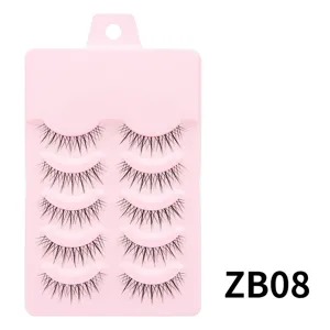 Detailansicht von 5 Paaren naturgetreuer künstlicher Wimpern auf rosa Plastiktablett.