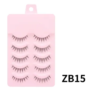 Detailansicht der fünf Paare natürlicher künstlicher Wimpern auf rosa Schalenverpackung.