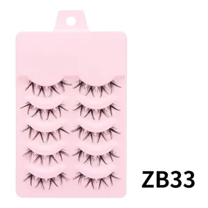 Detaillierte Nahaufnahme von fünf Paaren natürlicher künstlicher Wimpern auf rosa Display-Karte.