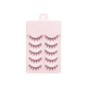 Vue détaillée de faux cils artificiels sur un plateau de présentation rose, fin.