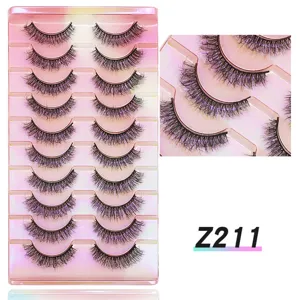 Nahaufnahme Detail von 10 Paar künstlichen Wimpern auf rosa Schale mit feiner Lockenstruktur.