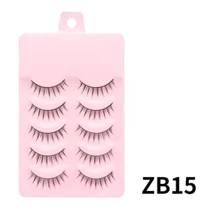 Detailansicht von 5 Paar naechtlichen Wimpern auf rosa Plastik-Tray fuer das taegliche Make-up.