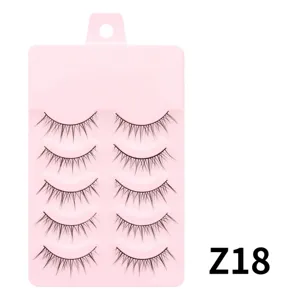Nahaufnahme von 5 Paar künstlichen Wimpern auf rosa Karte, natürlicher Look Detail.