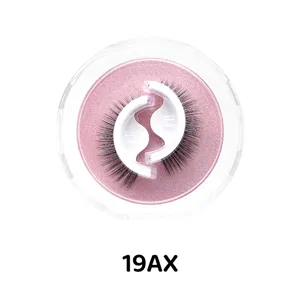 Praktische klebstofffreie selbstklebende künstliche Wimpern im runden rosa Glitzeretui.