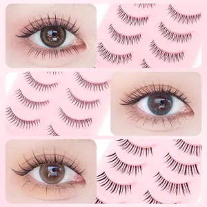 Detaillierte Nahaufnahme von künstlichen Wimpern mit rosa Tablett und Augen Make-up Effekt