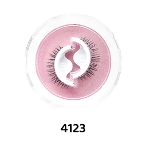 Detailansicht der selbstklebenden künstlichen Wimpern in runder transparenter Box mit Glitzer.