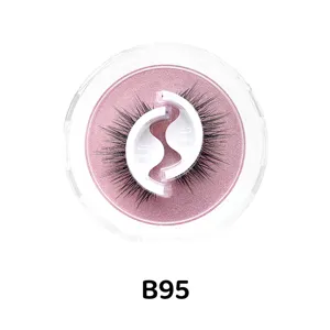 Nahaufnahme von selbstklebenden künstlichen Wimpern in einer runden rosafarbenen Glitzerbox.