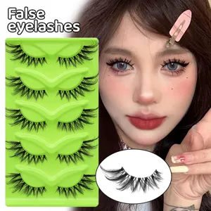 Künstliche Wimpern Set mit grüner Schale und natürlichem Volumen für atemberaubenden Blick.