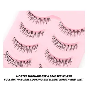 Künstliche Wimpern im natürlichen Look auf rosa Schale, weiche tägliche künstliche Wimpern.