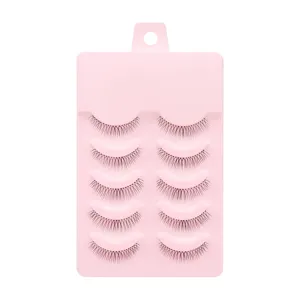5 Paar künstliche Wimpern im Set mit rosa Hängekarte für natürliches Alltags Make-up.