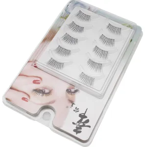 Detaillierte Ansicht von kuenstlichen Wimpern in transparenter Kunststoffverpackung.