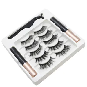 Magnetische künstliche Wimpern Set mit fünf Paar Wimpern, zwei Eyeliner und Applikator.