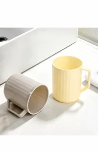 Vista dettagliata del bicchiere lavandino in plastica ispessita con manico, stile semplice casa.
