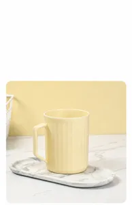 Tazza per risciacquo in plastica minimalista con strisce verticali e manico per bagno di casa.