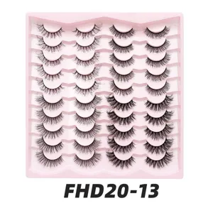 Nahaufnahme von 20 Paar künstlichen Wimpern im Set auf rosa Schale, voluminöser Look.