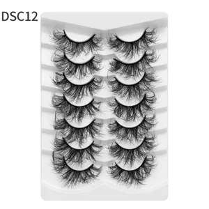 Lange flauschige künstliche Wimpern auf weißem Tray, dramatisches Volumen Make-up Zubehör.