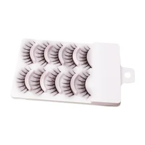 Natürliches künstliches Wimpernset mit 5 Paaren auf praktischer Schale für perfektes Make-up.