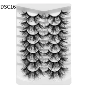 Nahaufnahme Detailansicht von langen fluffigen künstlichen Wimpern auf einer Ablage.