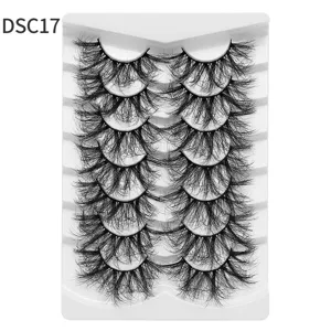 Detailansicht von fluffigen langen künstlichen Wimpern ordentlich auf weißem Tablett.