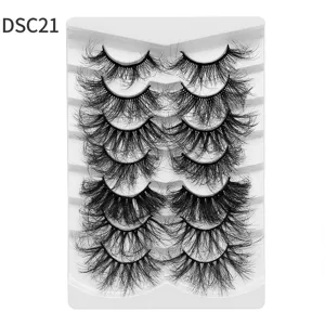 Detaillierte Nahaufnahme von flauschigen künstlichen Wimpern im praktischen Tray für Volumen.