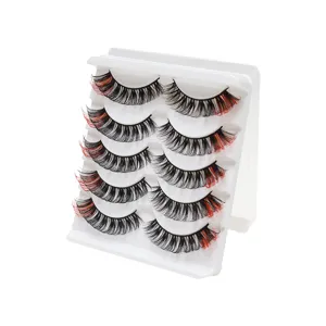 Nahaufnahme von gemischten künstlichen Wimpern auf weißem Display, natürlicher Schwung, dicht.