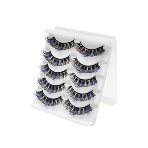 Detailansicht des 5er Sets farbiger künstlicher Wimpern mit DD-Schwung und blauem Mix-Design.