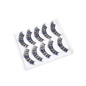 Detaillierte Nahaufnahme von bunten künstlichen Wimpern im weißen Tray, DD-Schwung für den Look.