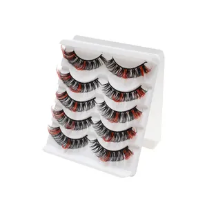Nahaufnahme von fünf Paaren schwarz-roten künstlichen Wimpern ordentlich auf einer weißen Schale.
