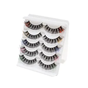 Detailansicht des bunten künstlichen Wimpernsets mit fünf Paaren auf weißem Ständer.