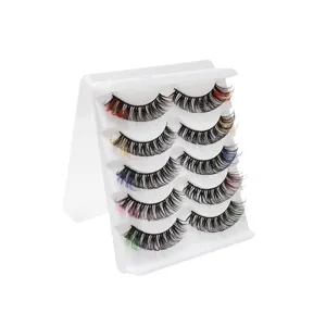 Detailansicht von bunten künstlichen Wimpern mit DD-Schwung auf weißem Präsentationsständer.