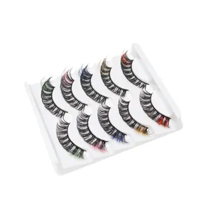 Nahaufnahme des bunten künstlichen Wimpernsets mit DD Schwung und gemischten Farben auf Ablage.
