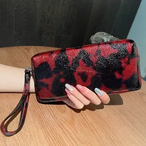 Portafoglio pochette da donna in pelle testurizzata rosso nero con cinturino da polso