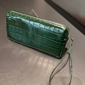 Portafoglio lungo in pelle con motivo coccodrillo verde scuro pochette con cerniera e polsino.