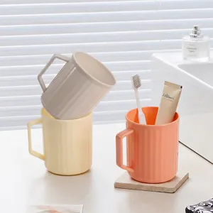 Tazza da risciacquo in plastica con manico portaspazzolino a righe verticali bagno