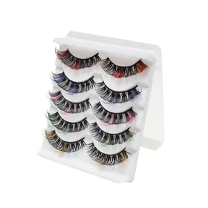 Buntes künstliches Wimpern Set mit DD Schwung auf weißem Display Ständer, Detailansicht.