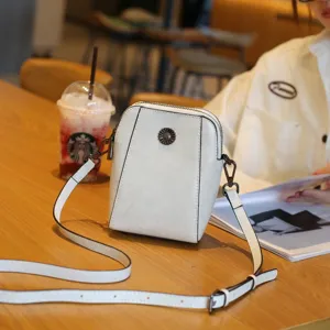 Sac bandoulière en cuir blanc pour femme, élégant petit sac de téléphone minimaliste.
