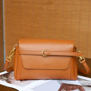 Nahaufnahme der braunen Vintage-Ledertasche, die feine Textur und Metallschließe zeigt.