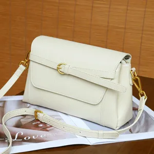 Weisse Leder Umhaengetasche Retro Schultertasche stilvolle Damen Handtasche mit Goldbeschlag