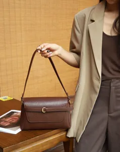 Retro braune Leder Umhängetasche für Damen, lässige Pendler Handtasche mit Schnalle.