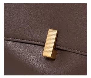 Hochwertige Rindsleder Umhängetasche Detail mit elegantem Goldverschluss für Damen Mode Pendeln.