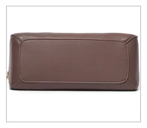 Detailansicht des braunen Leder-Damenhandtaschenbodens mit feinen Nähten und Premium Textur.