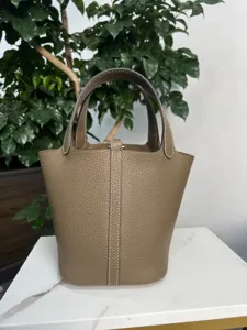 Borsa a secchiello in vera pelle di alta qualita fatta a mano con manici e design elegante.